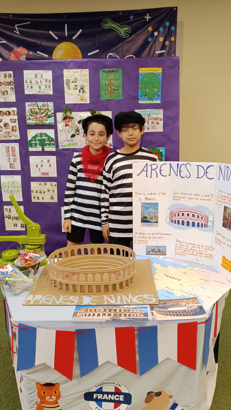 Alumnos disfrazados de mimos en stand de Nîmes — Feria de Francia ECC